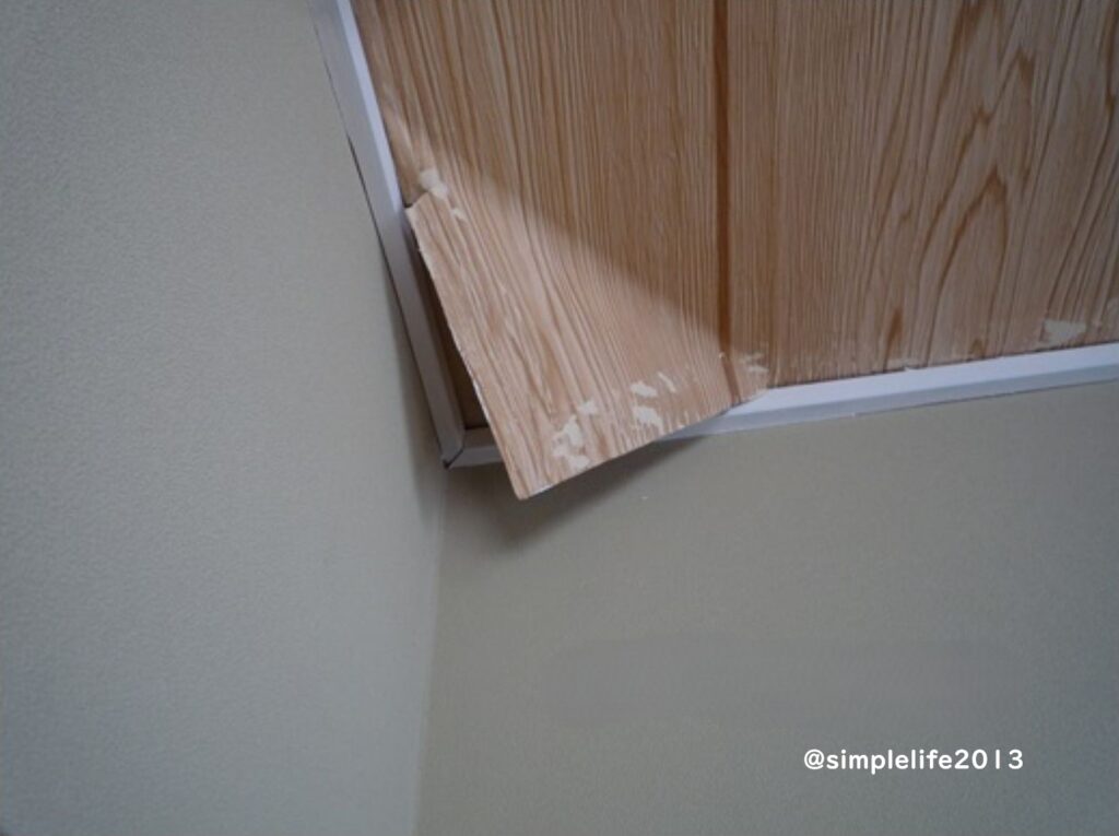 和室の木目調天井は実は壁紙だった(作業前)