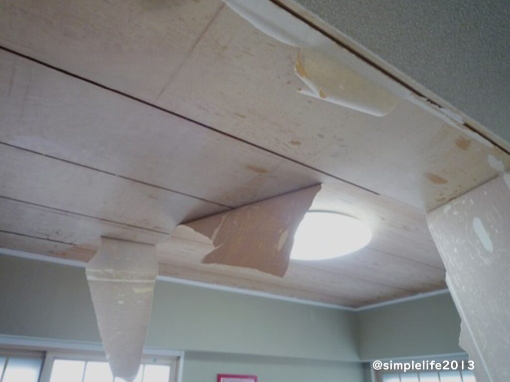 天井の既存クロスを端から剥がしているところ