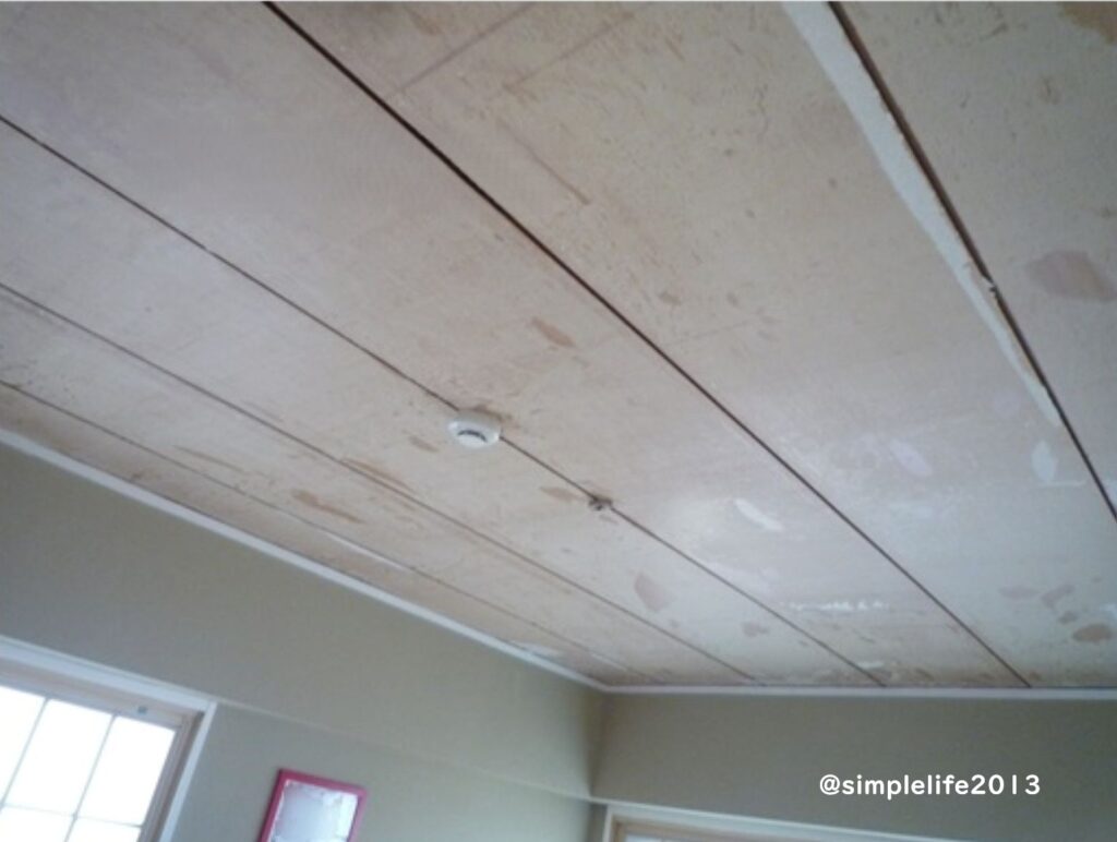 天井クロスを剥がした後の下地(下も木目で驚いた)