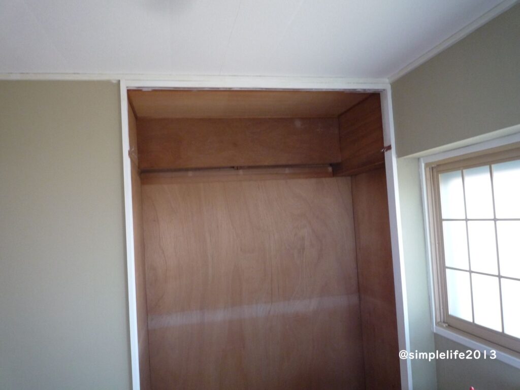 和室の押し入れ解体後の状態(白くする前の収納内部)