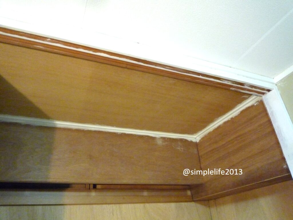 押し入れのふちを白ペンキで塗る下準備(壁紙の切り目対策)