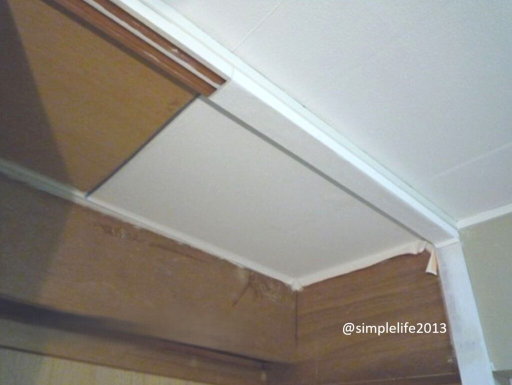 押し入れ上部からのり付き壁紙を貼る(レール周りも一緒に)