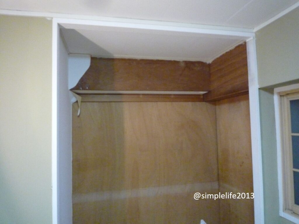 押し入れ側面にのり付き壁紙を貼って白くする途中経過