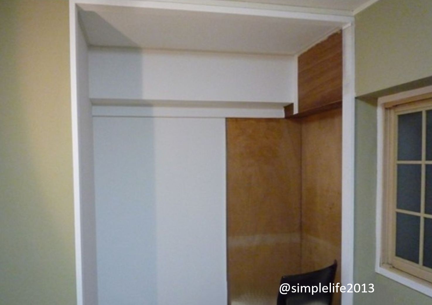 押し入れの中に壁紙を貼る