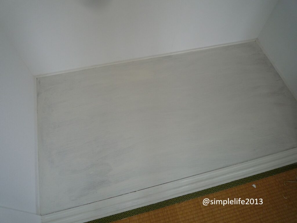 押し入れ床を刷毛で白く塗る(2度塗り前の1回目)