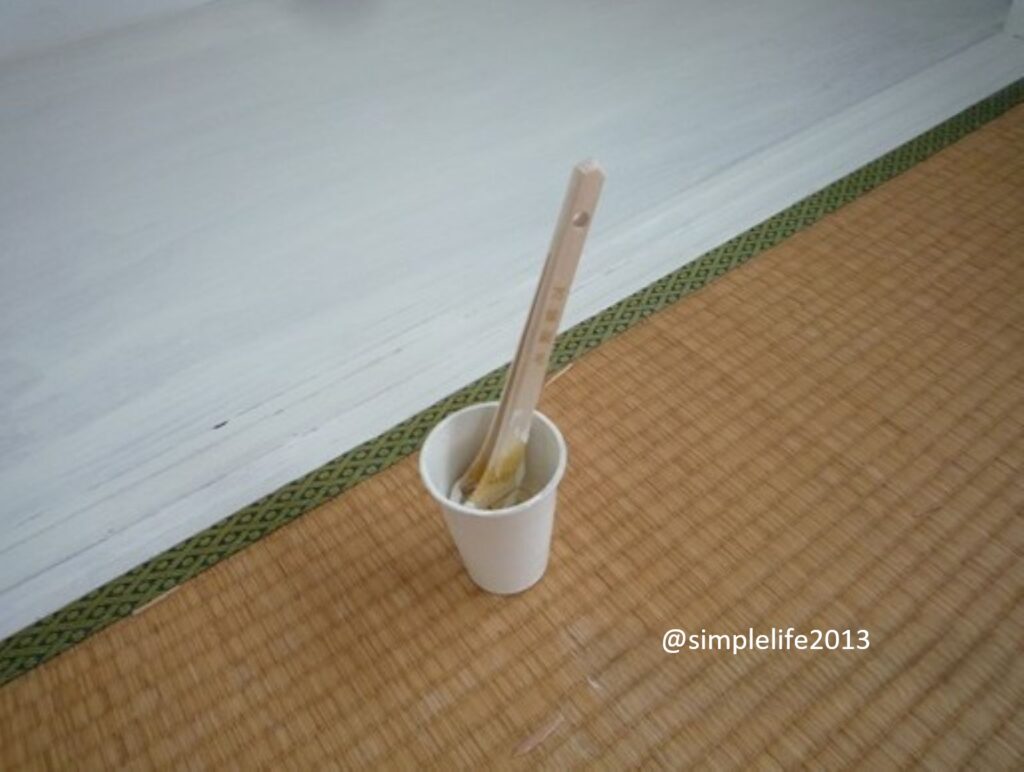 押し入れの床を白の室内用ペンキで塗装する作業(DIY)